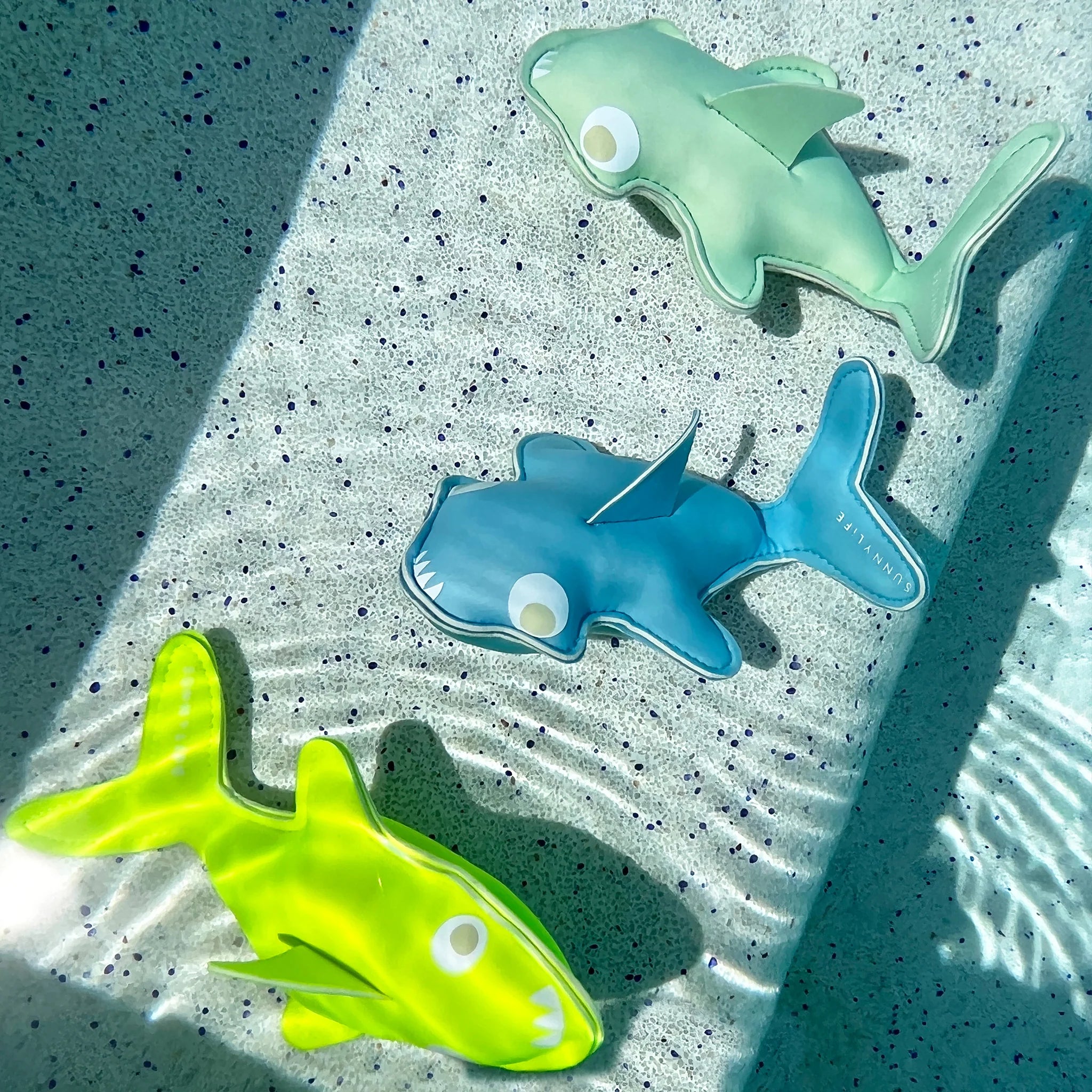 Sunnylife Dive Buddies- Salty the Shark Aqua Neon Yellow