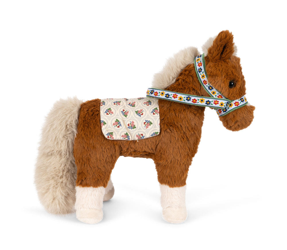 Fiona is your new best friend: A soft, and perfectly sized little pony with a saddle and a bridle. Designed with gentle features and a sweet expression - perfect for comfort and cuddles. 